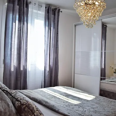 Daire Luxurious Majda, 2 Bathrooms And Free Parking
